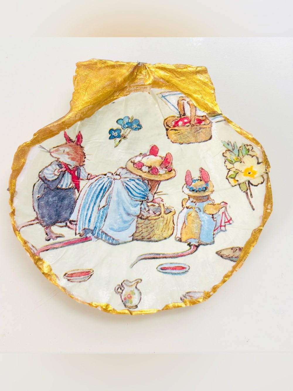 Handcrafted Scallop Shell Trinket Dish w/ Brambly Hedge Spring Picnic Design - Picture 2 of 3